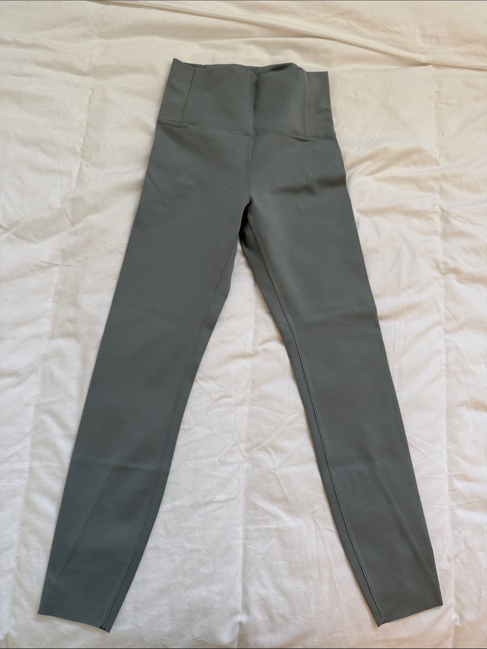 Vuori Evolve High-Waist Leggings in Slate Gray